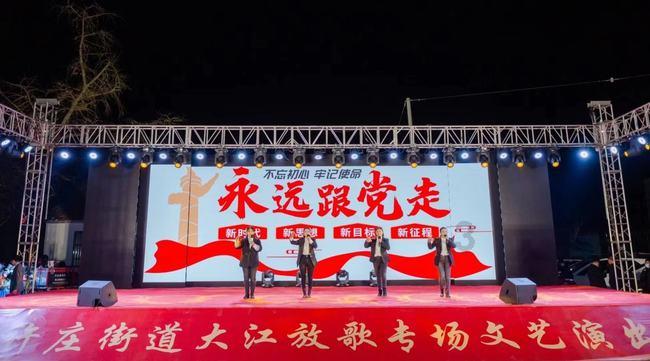 他们值得我们抬头仰望！山西临汾一写字楼广告位张贴出钱学森、邓稼先、钱三强、李四光等人海报。